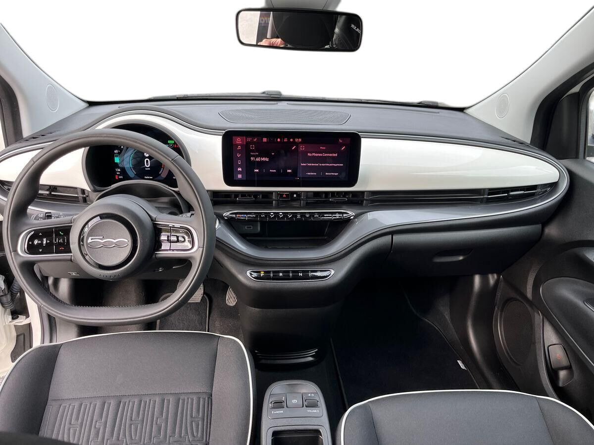 Hvid Fiat 500e fra 2024