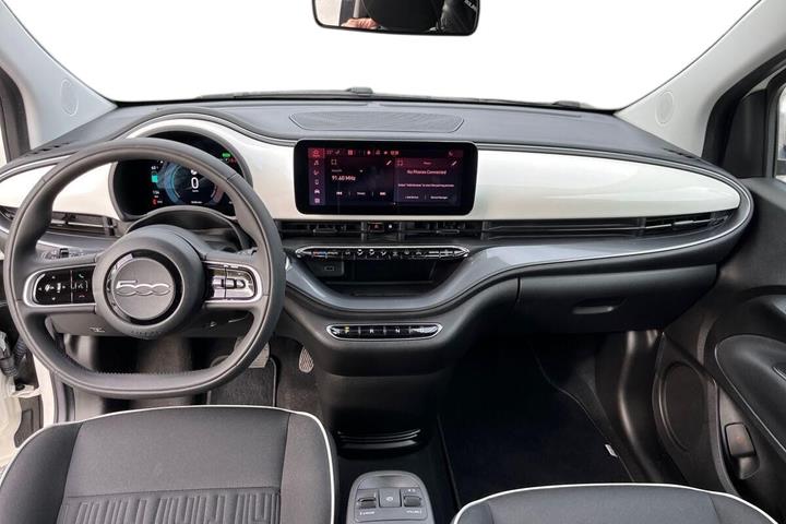 Hvid Fiat 500e fra 2024