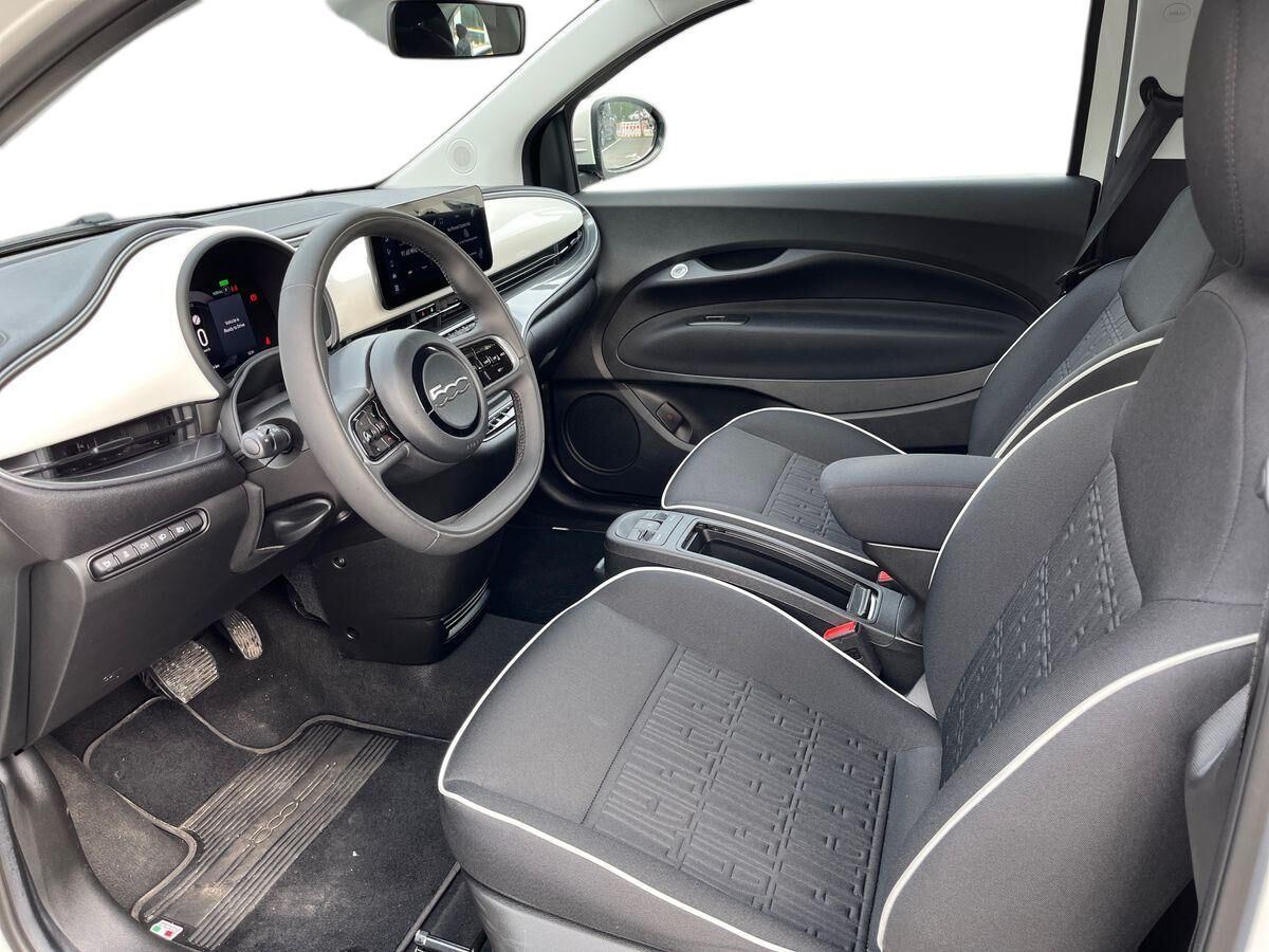 Hvid Fiat 500e fra 2024