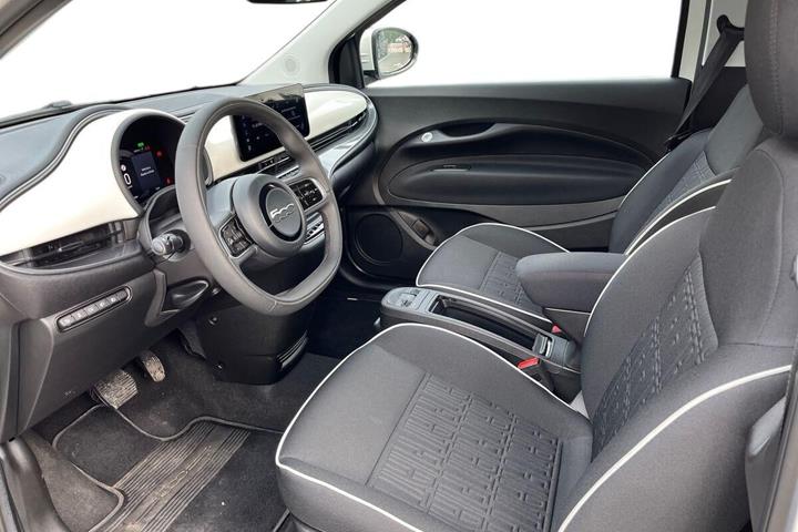 Hvid Fiat 500e fra 2024