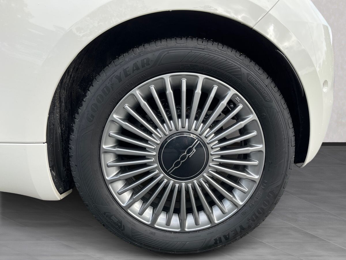 Hvid Fiat 500e fra 2024