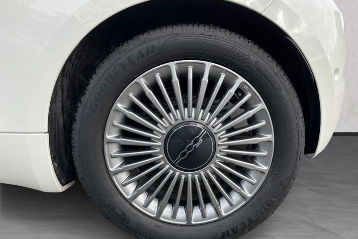 Hvid Fiat 500e fra 2024