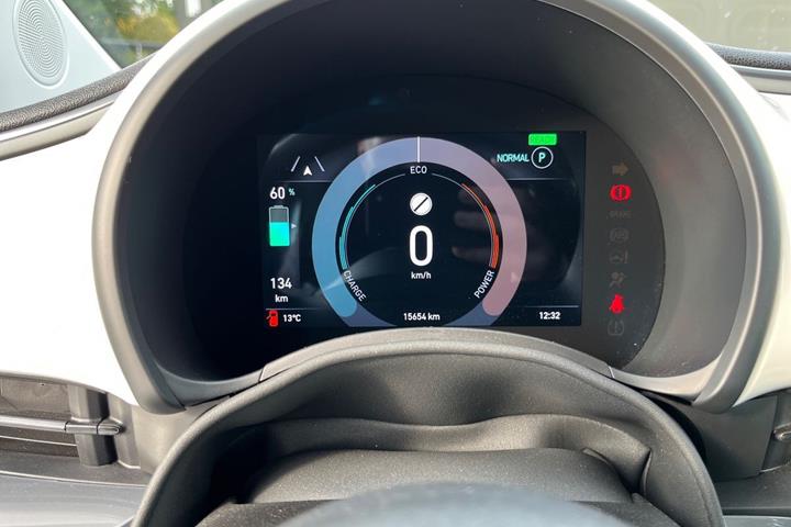 Hvid Fiat 500e fra 2024