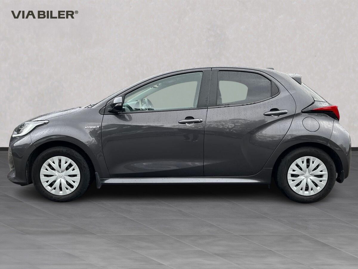 Grå Toyota Yaris fra 2021