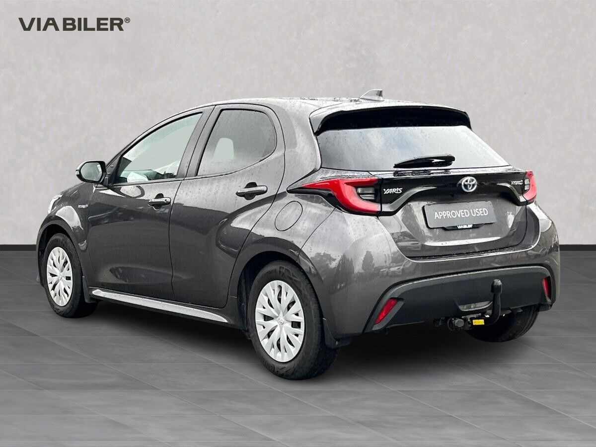 Grå Toyota Yaris fra 2021