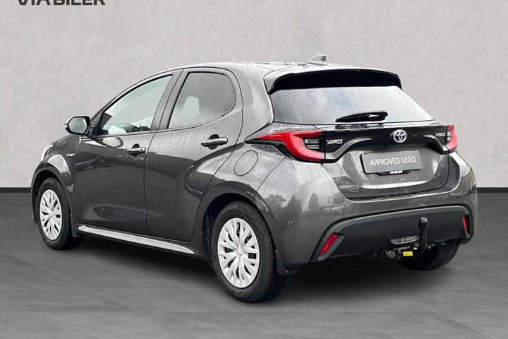 Grå Toyota Yaris fra 2021