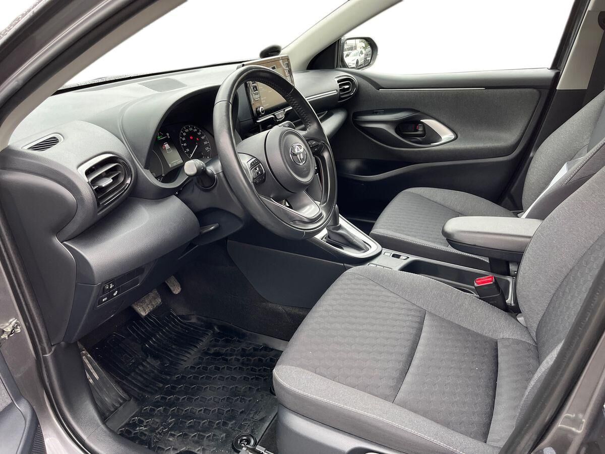 Grå Toyota Yaris fra 2021
