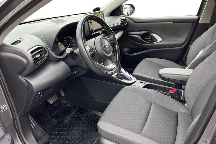Grå Toyota Yaris fra 2021