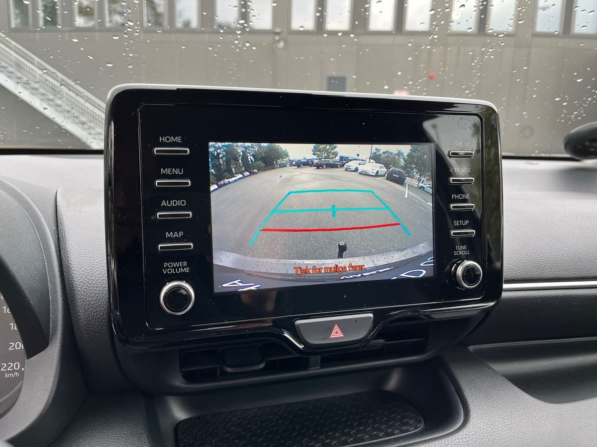 Grå Toyota Yaris fra 2021
