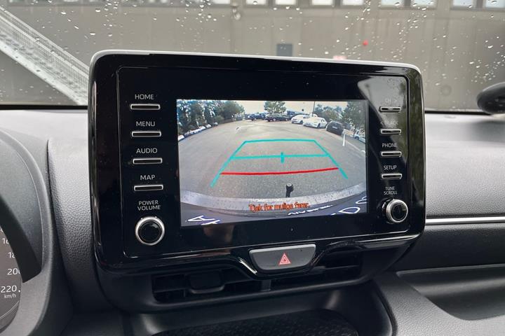 Grå Toyota Yaris fra 2021
