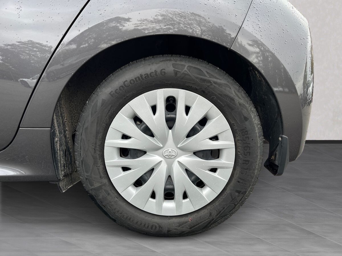 Grå Toyota Yaris fra 2021