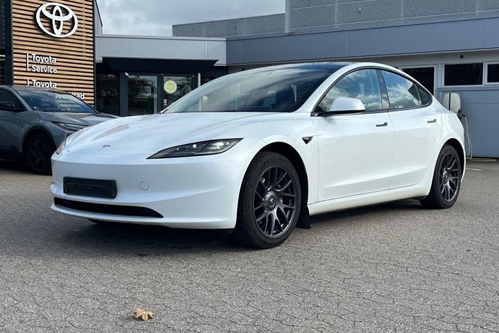 Hvid Tesla Model 3 fra 2023