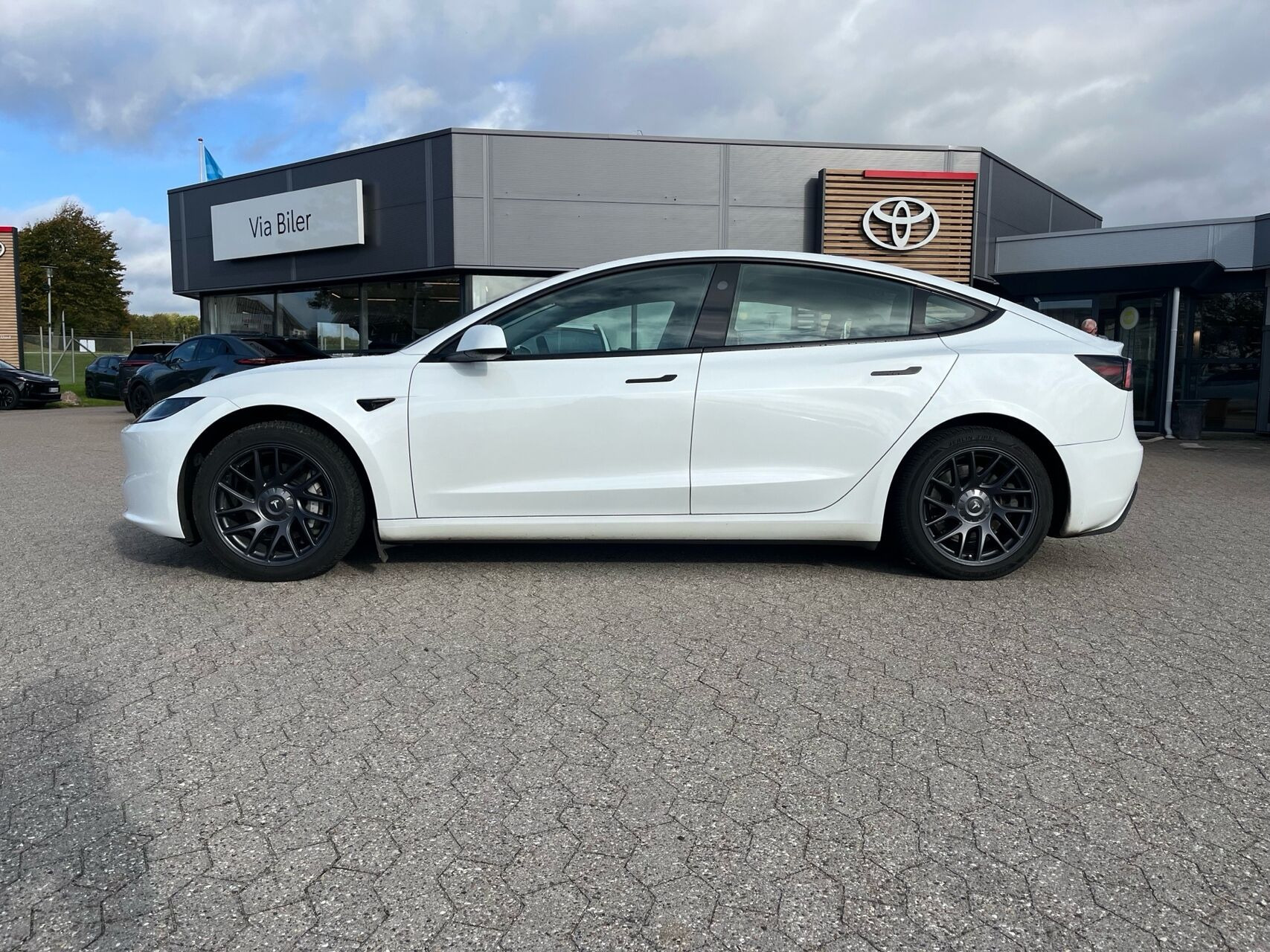 Hvid Tesla Model 3 fra 2023