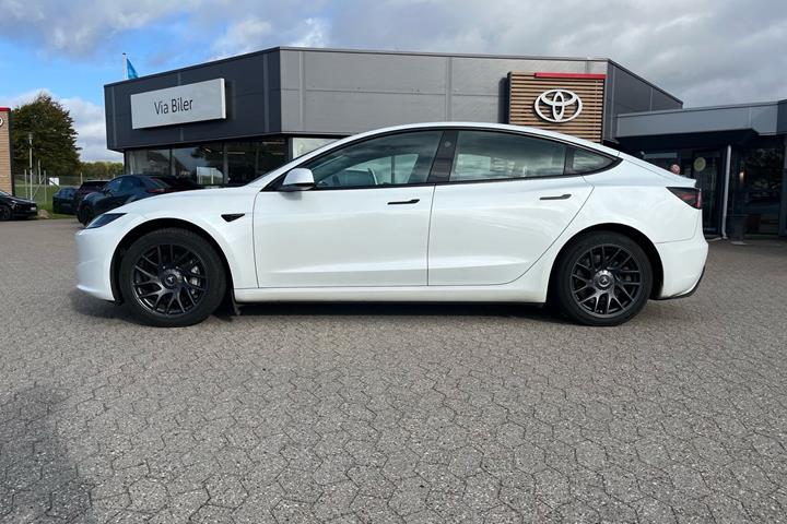 Hvid Tesla Model 3 fra 2023