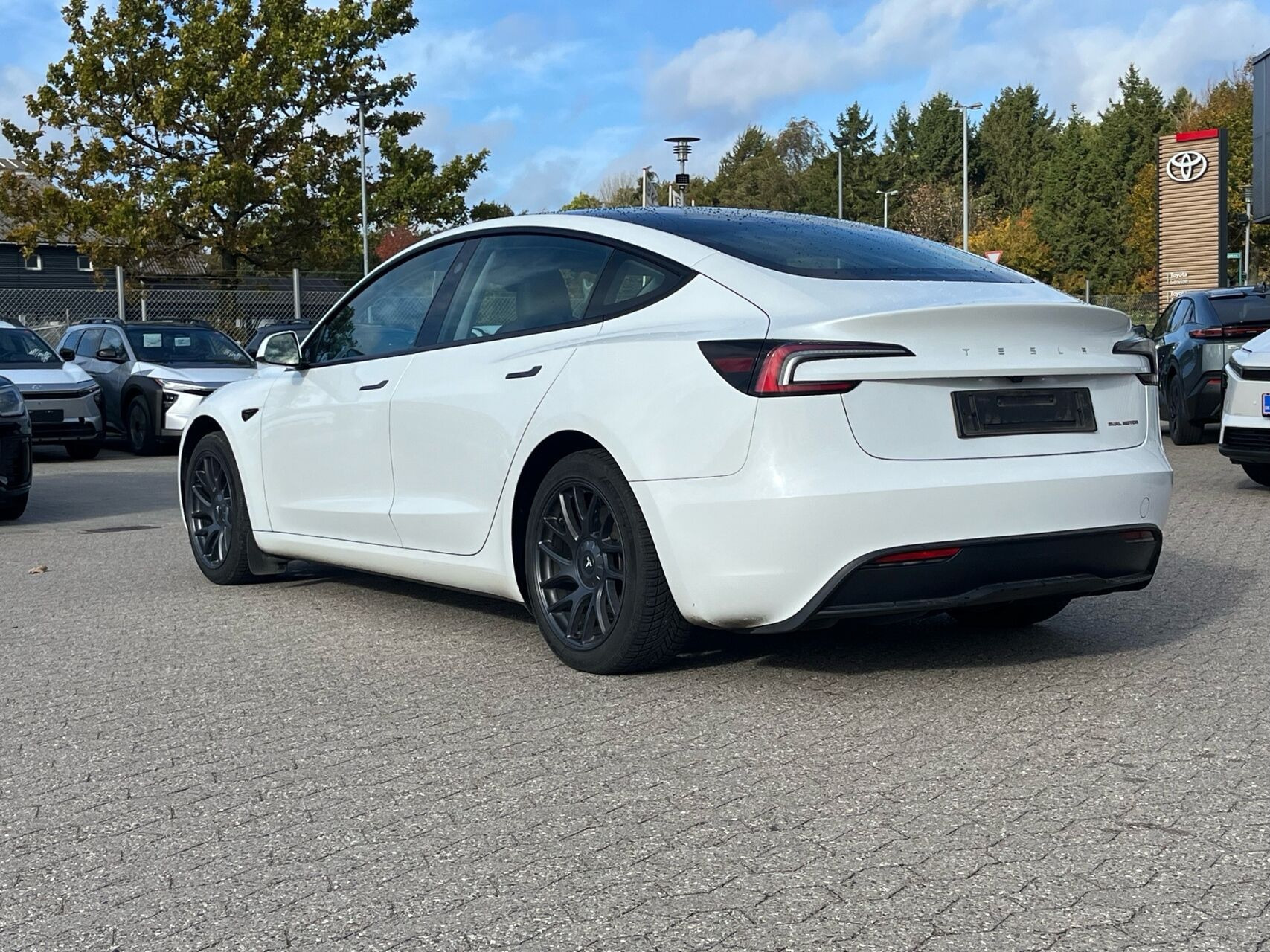 Hvid Tesla Model 3 fra 2023