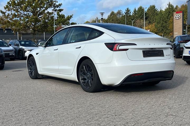 Hvid Tesla Model 3 fra 2023