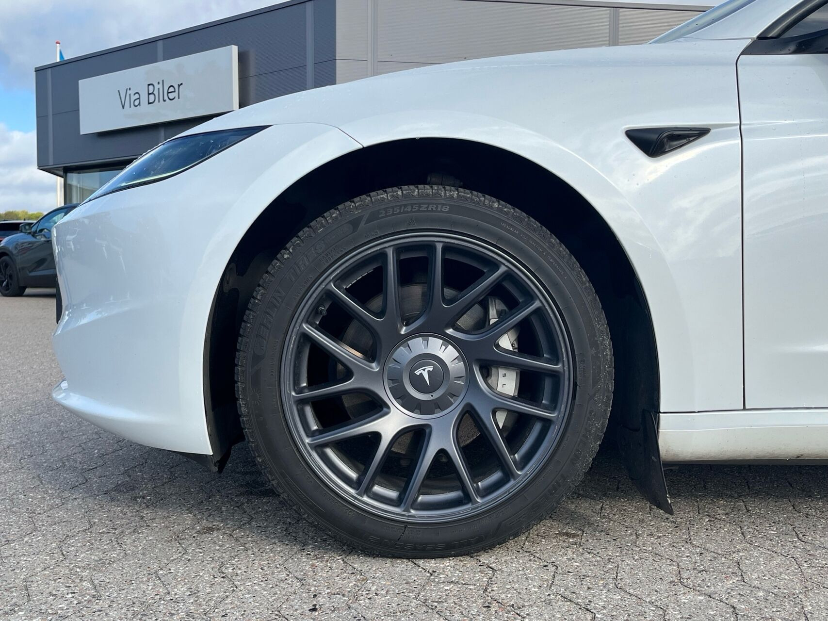Hvid Tesla Model 3 fra 2023