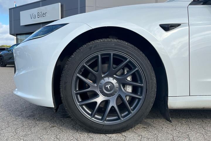Hvid Tesla Model 3 fra 2023