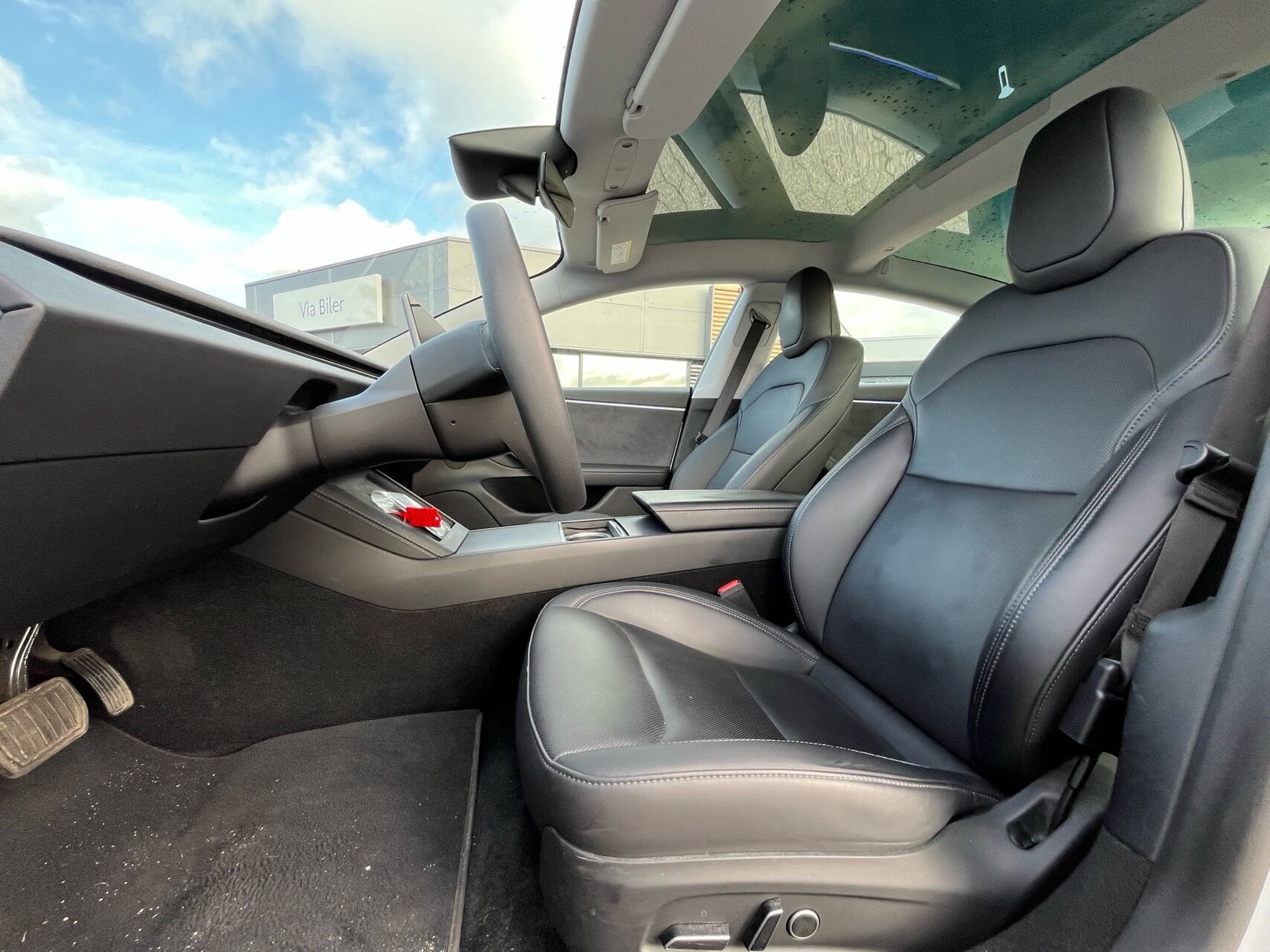 Hvid Tesla Model 3 fra 2023