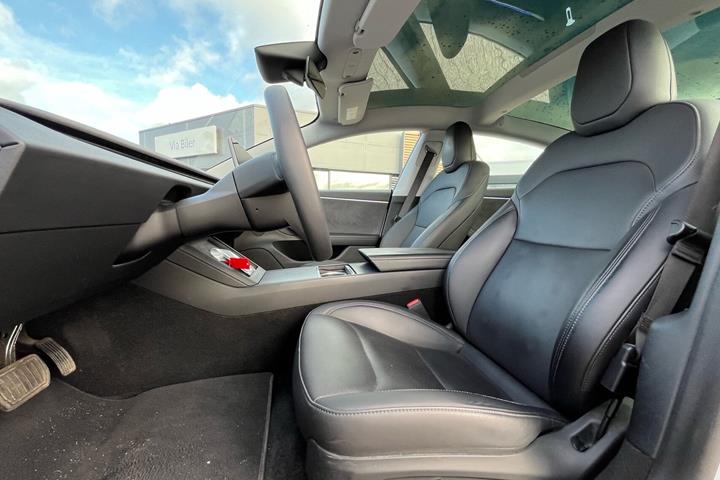 Hvid Tesla Model 3 fra 2023