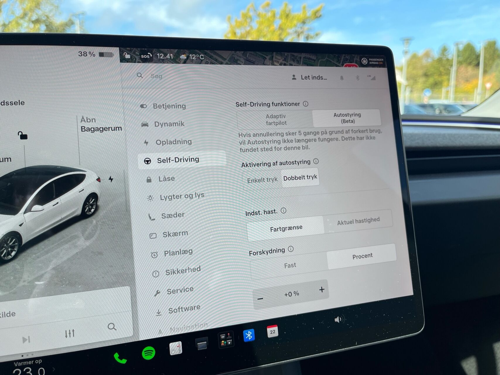Hvid Tesla Model 3 fra 2023