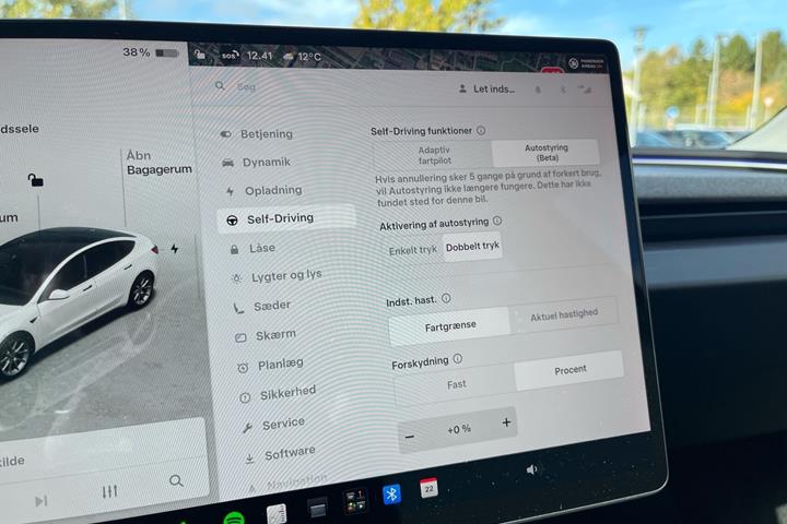 Hvid Tesla Model 3 fra 2023