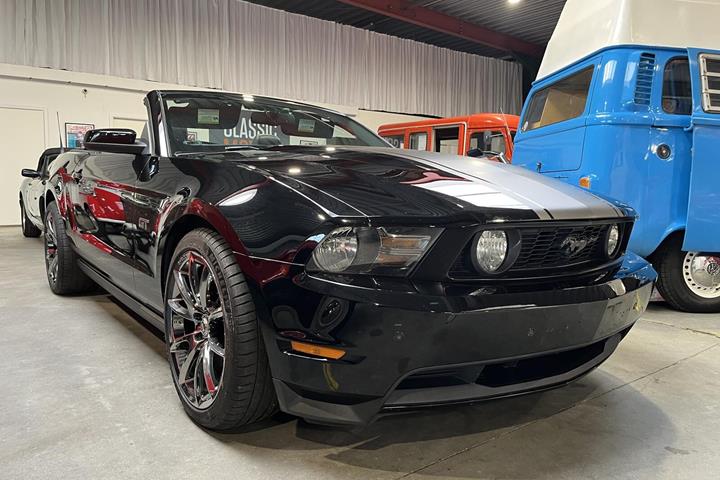 Sort Ford Mustang fra 2010