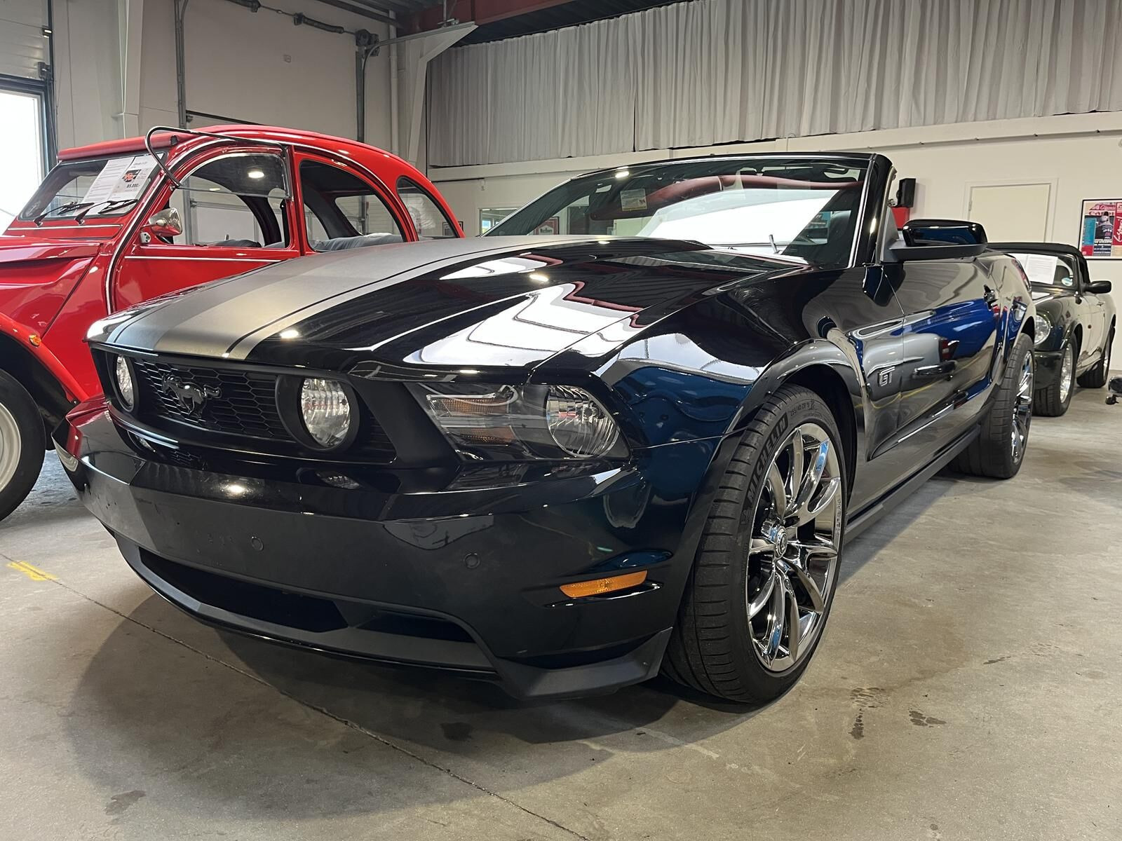 Sort Ford Mustang fra 2010