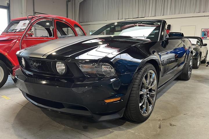 Sort Ford Mustang fra 2010