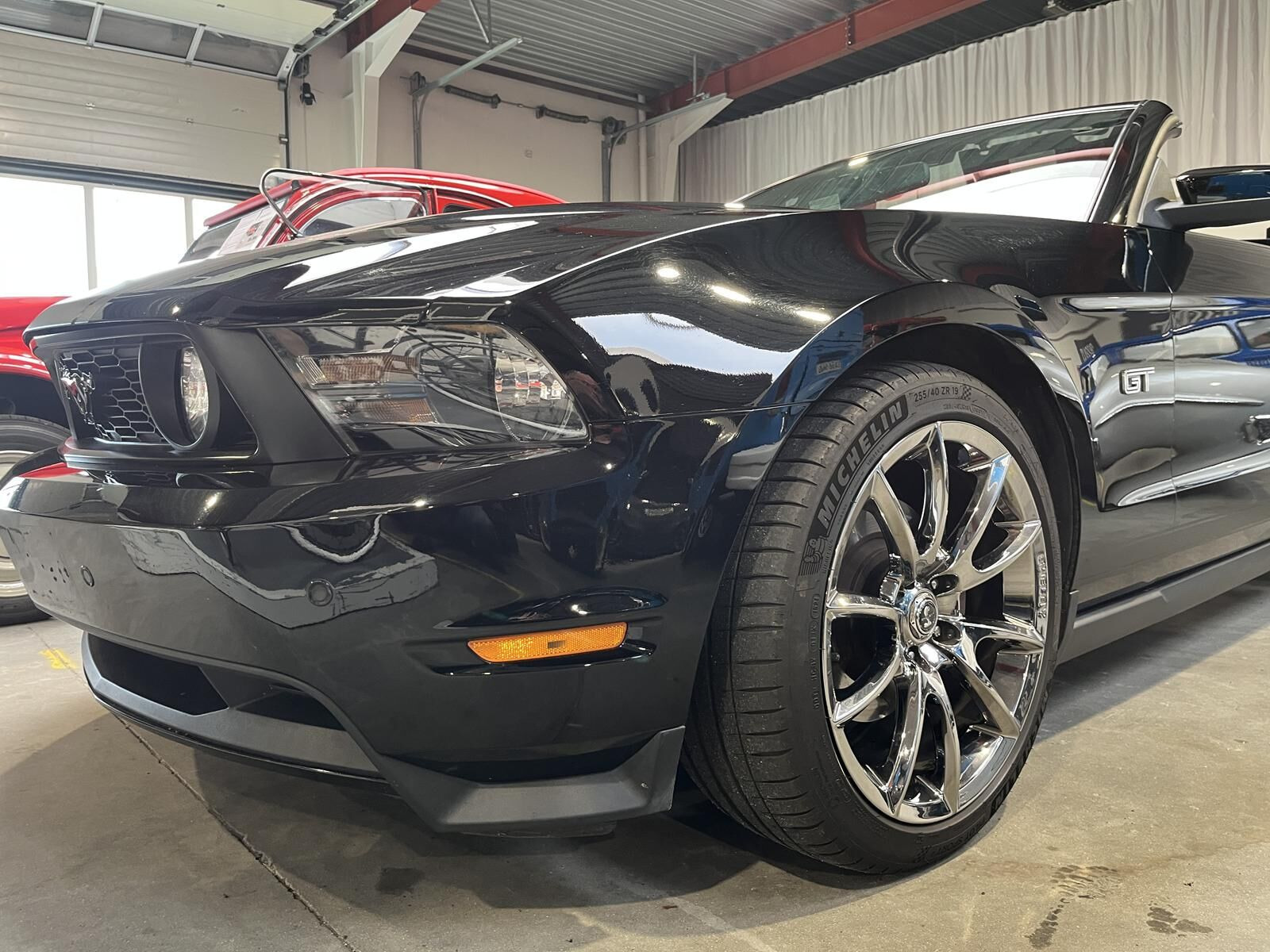 Sort Ford Mustang fra 2010
