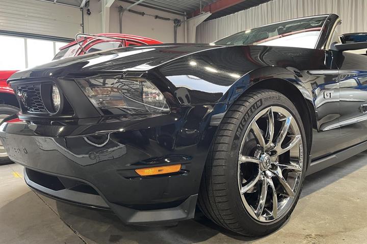 Sort Ford Mustang fra 2010