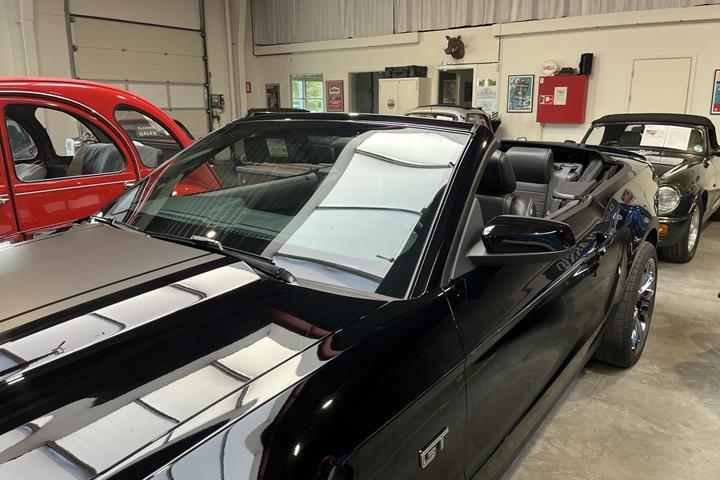 Sort Ford Mustang fra 2010