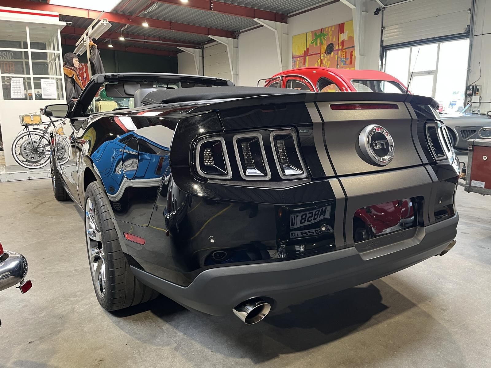Sort Ford Mustang fra 2010