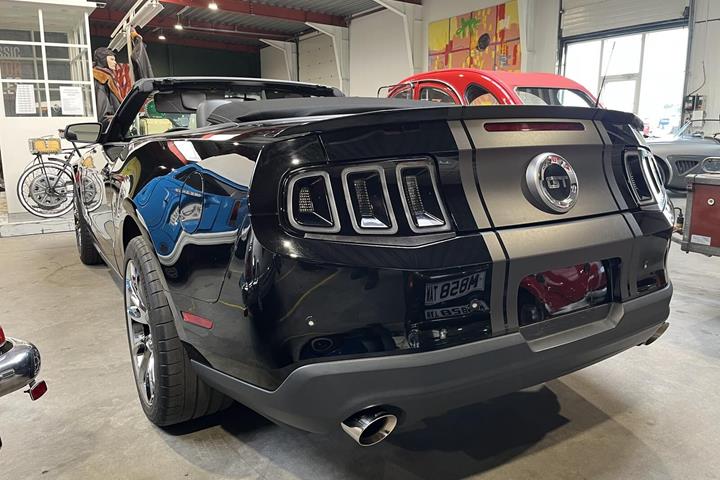 Sort Ford Mustang fra 2010