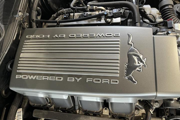 Sort Ford Mustang fra 2010