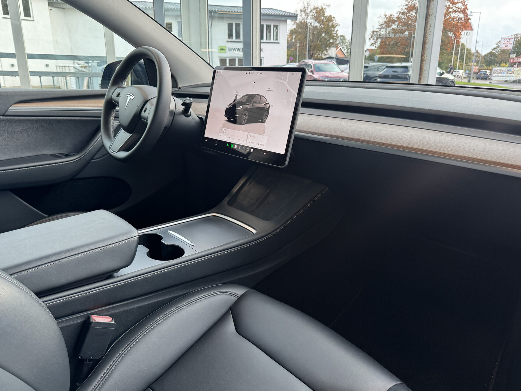 Sort Tesla Model Y fra 2024