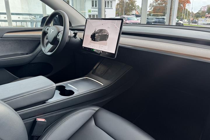 Sort Tesla Model Y fra 2024