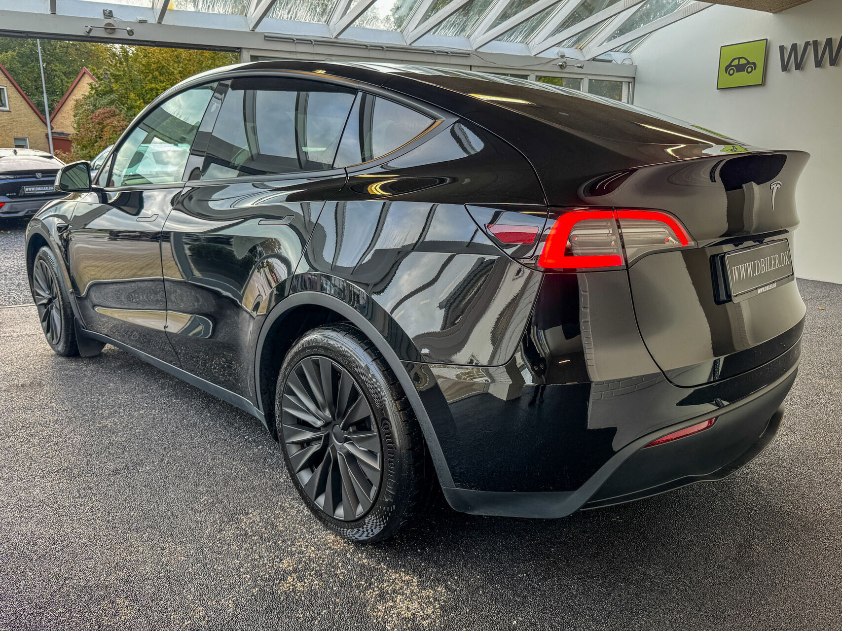 Sort Tesla Model Y fra 2024