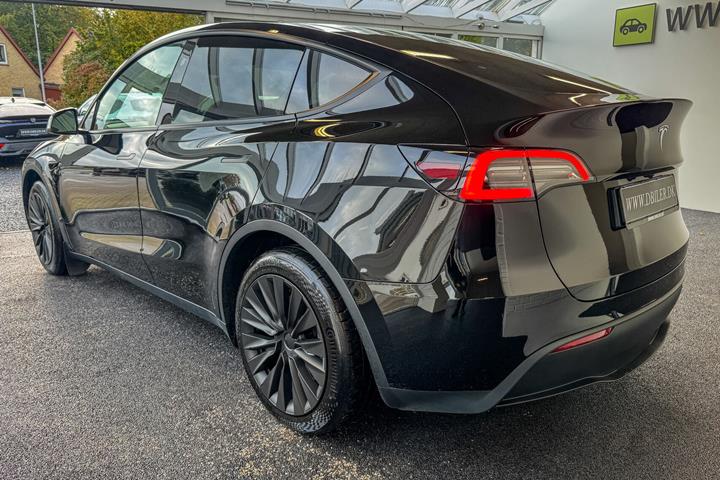Sort Tesla Model Y fra 2024