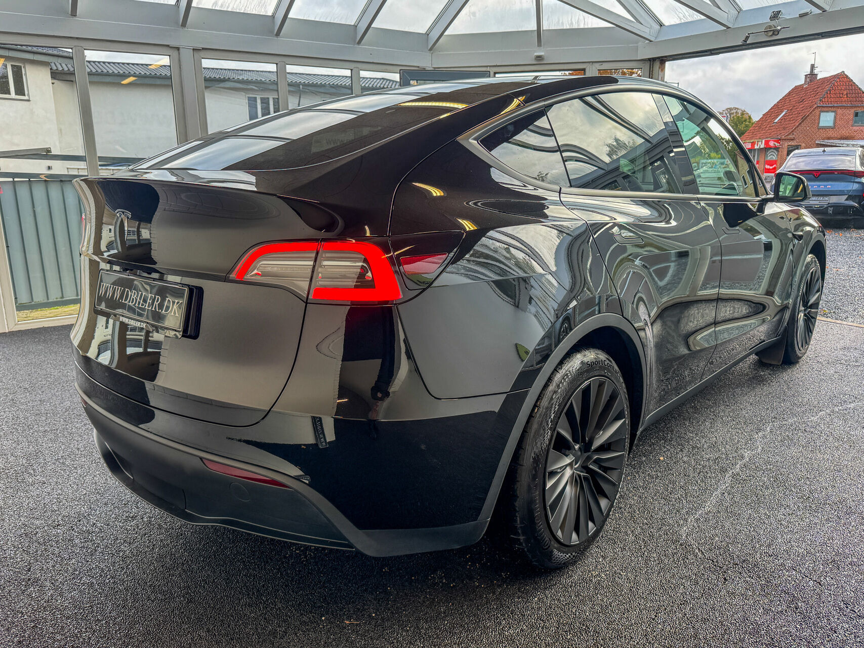 Sort Tesla Model Y fra 2024