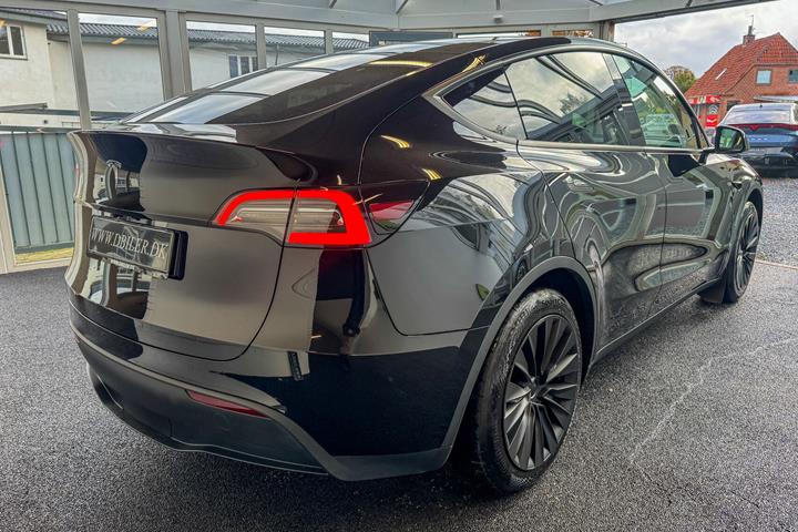 Sort Tesla Model Y fra 2024