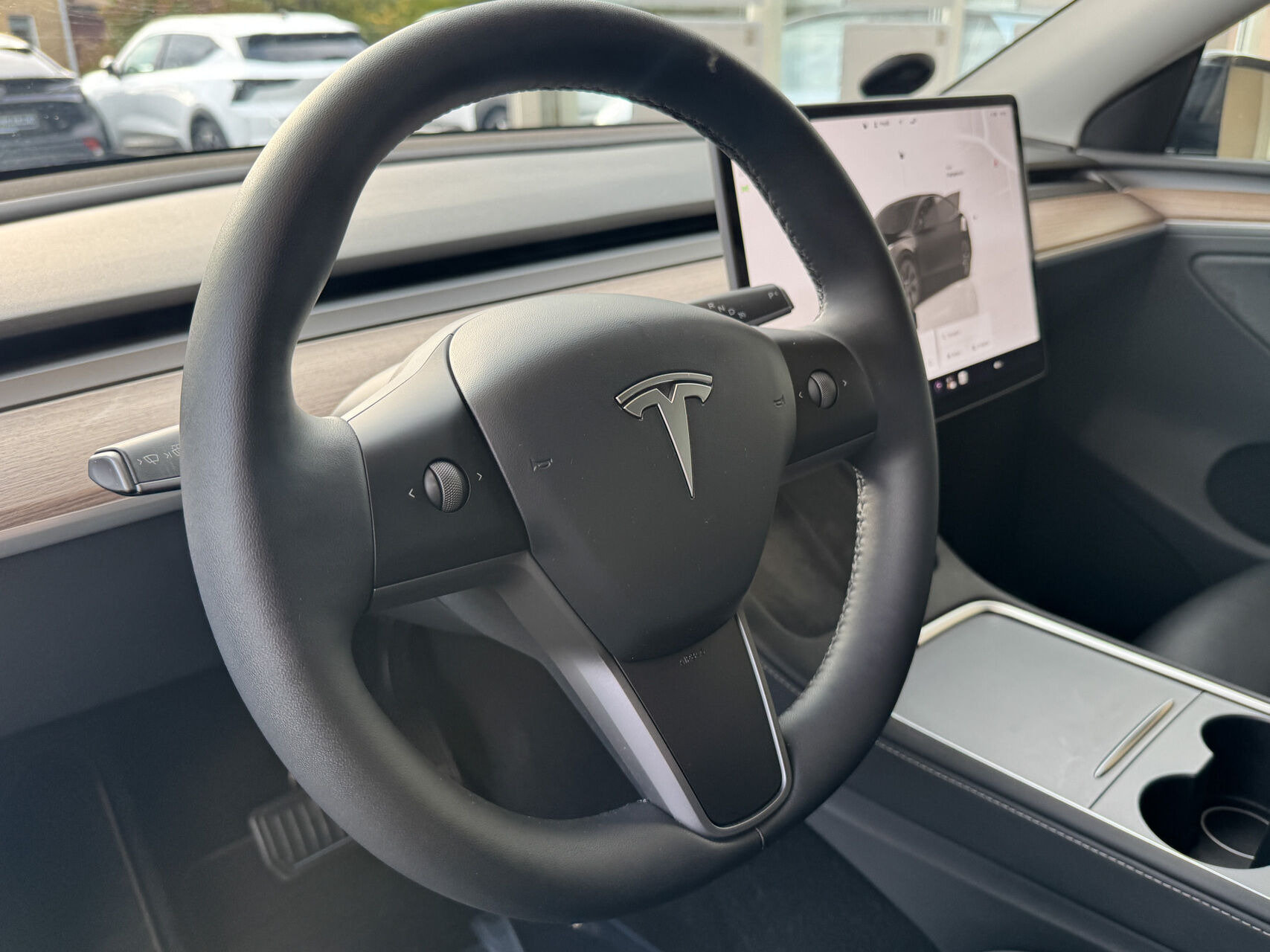 Sort Tesla Model Y fra 2024