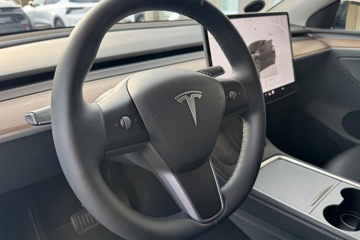 Sort Tesla Model Y fra 2024