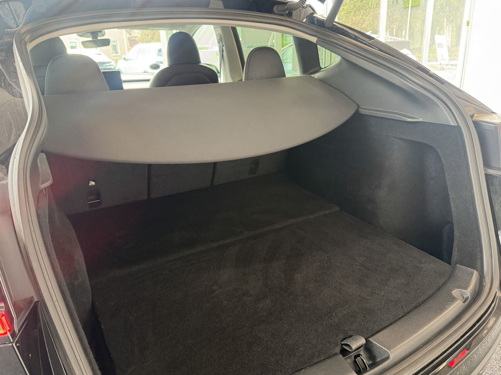 Sort Tesla Model Y fra 2024