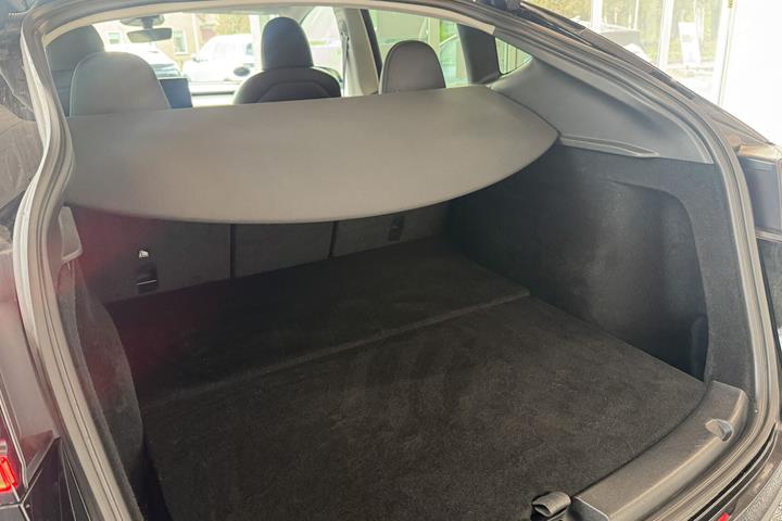 Sort Tesla Model Y fra 2024