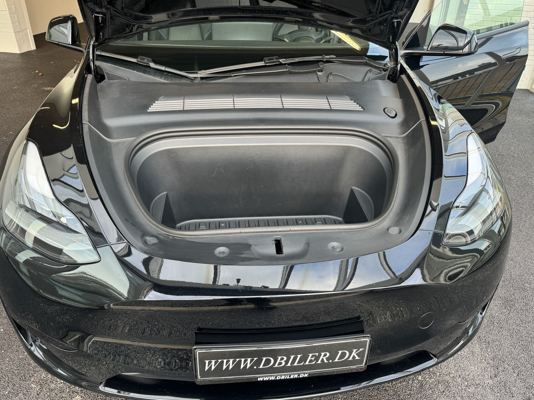 Sort Tesla Model Y fra 2024