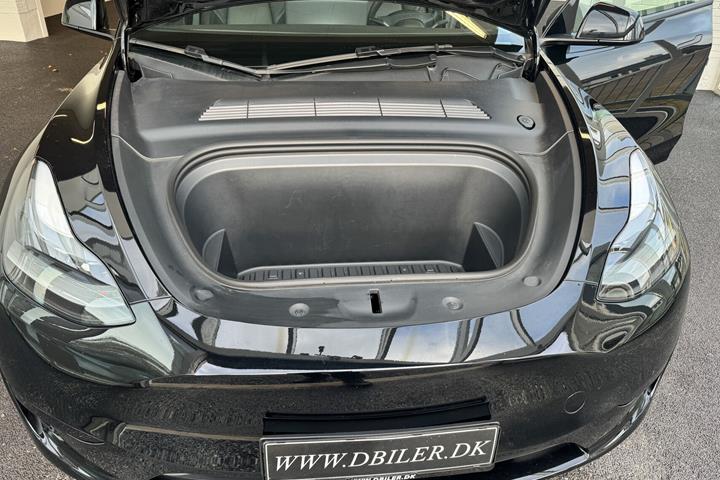 Sort Tesla Model Y fra 2024