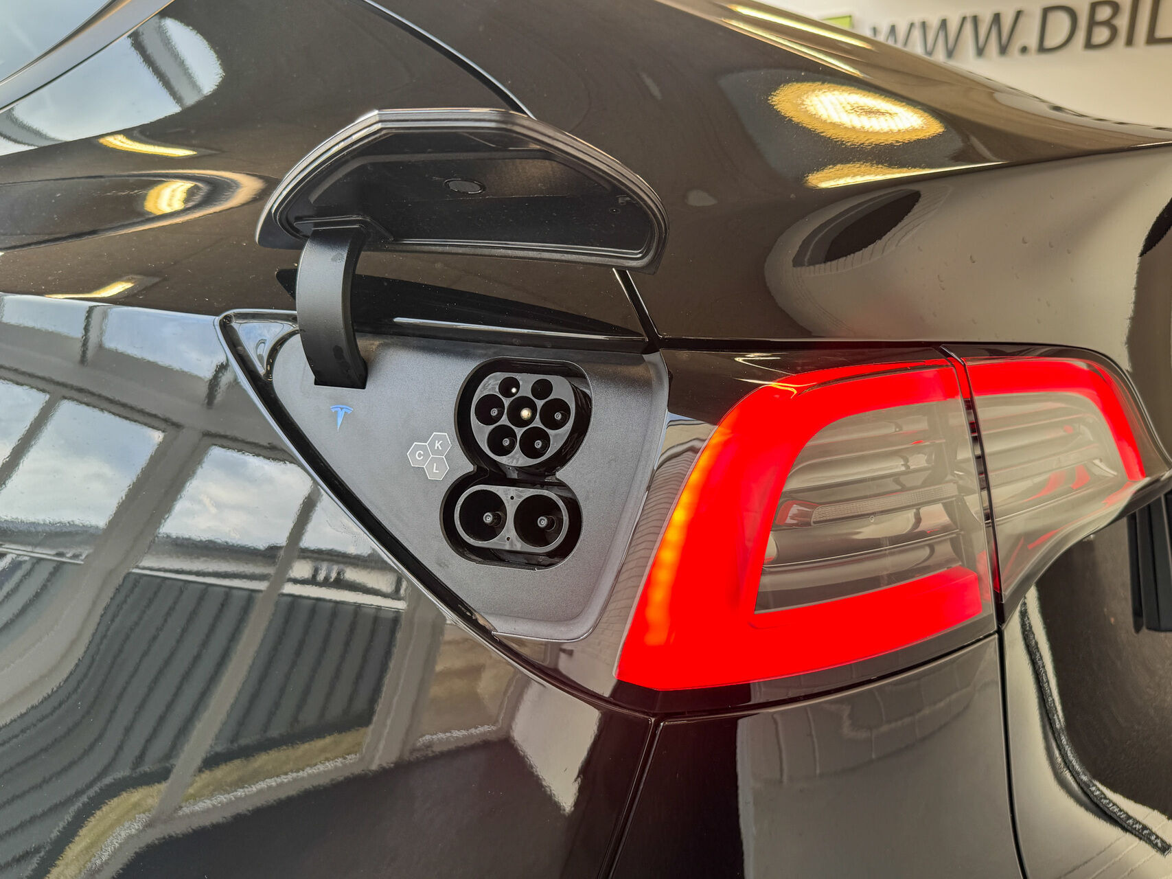 Sort Tesla Model Y fra 2024