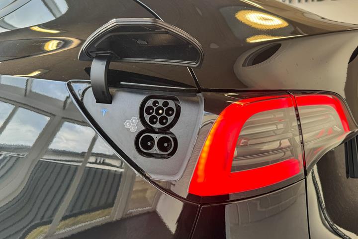 Sort Tesla Model Y fra 2024