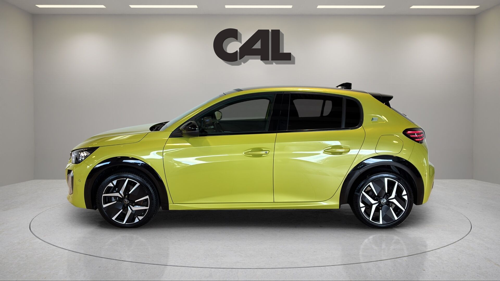 Gul Peugeot e-208 fra 2025